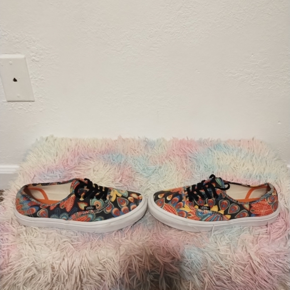 Vans unisex size 7 for women or 5.5 in men.
